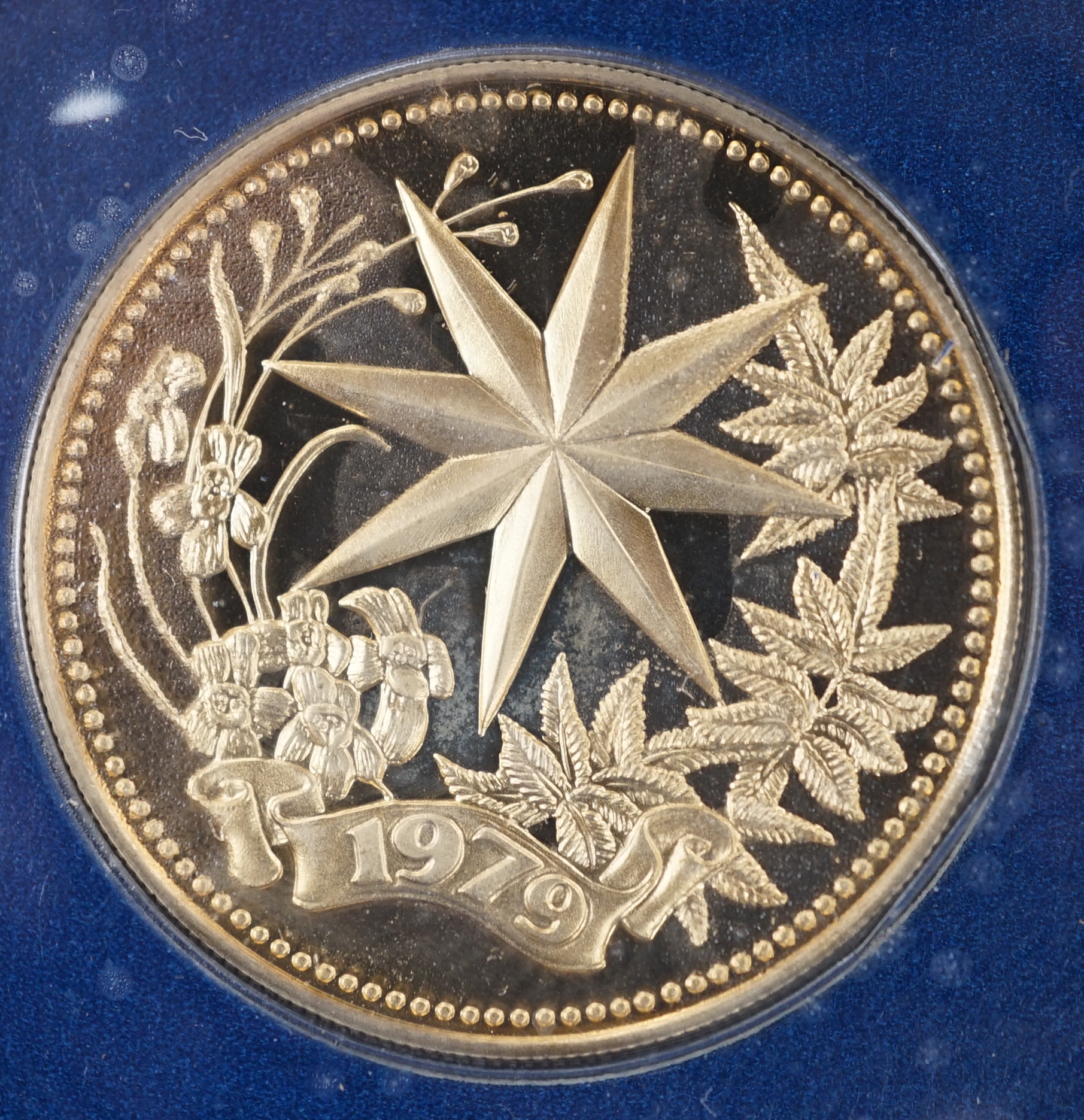 Gold coins, 1979 Belize $100 gold coin, 500/1000 Fine gold, 6.21 g, in booklet with certificate